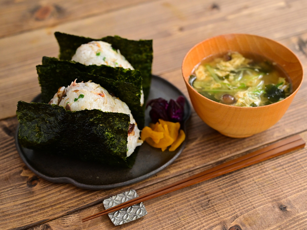 Choosing nori for onigiri
