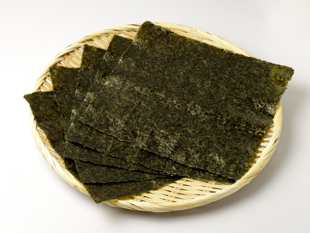 What are roasted seaweed sheets, and what are they made of? 