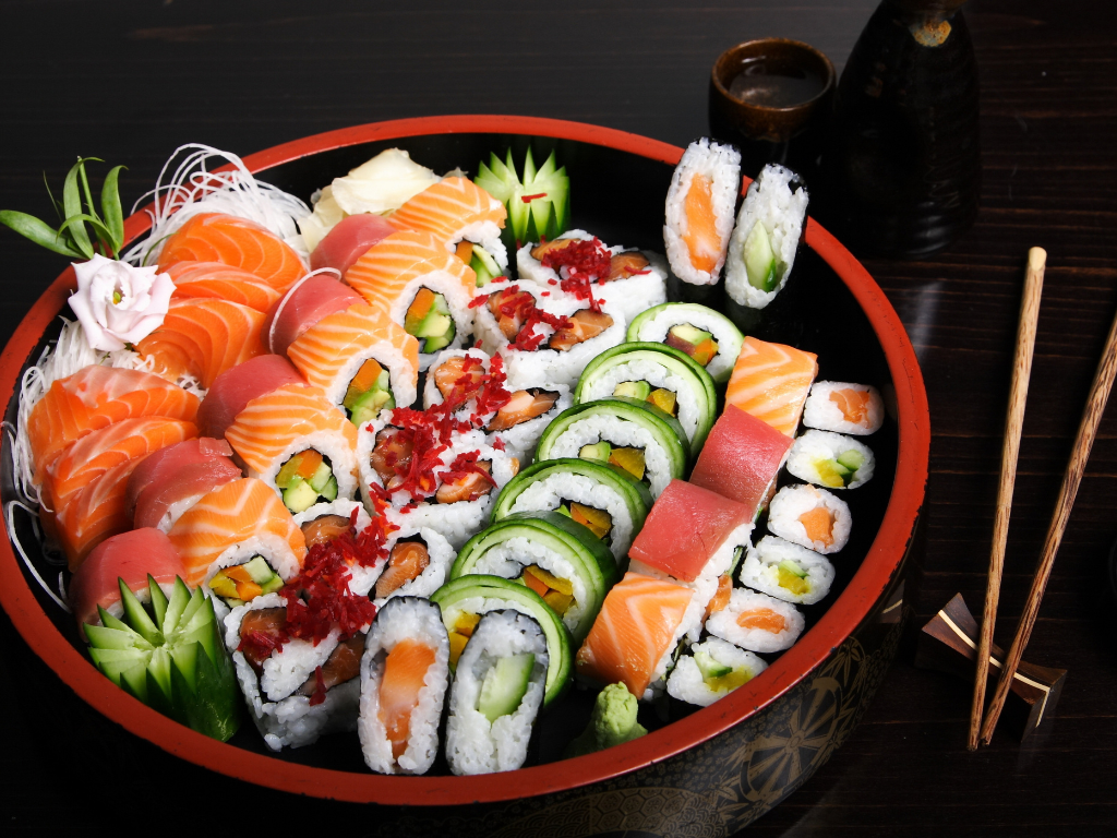 How is nori used in maki rolls?